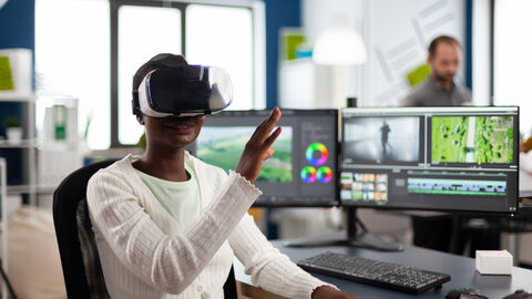Druck- und Medientechnik Video-Redakteurin mit VR-Brille