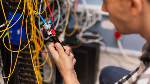 IT-Systeme Techniker testet Glasfaserkabel
