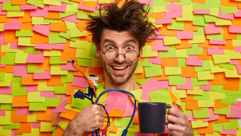 Mann mit Haftnotizen umgeben